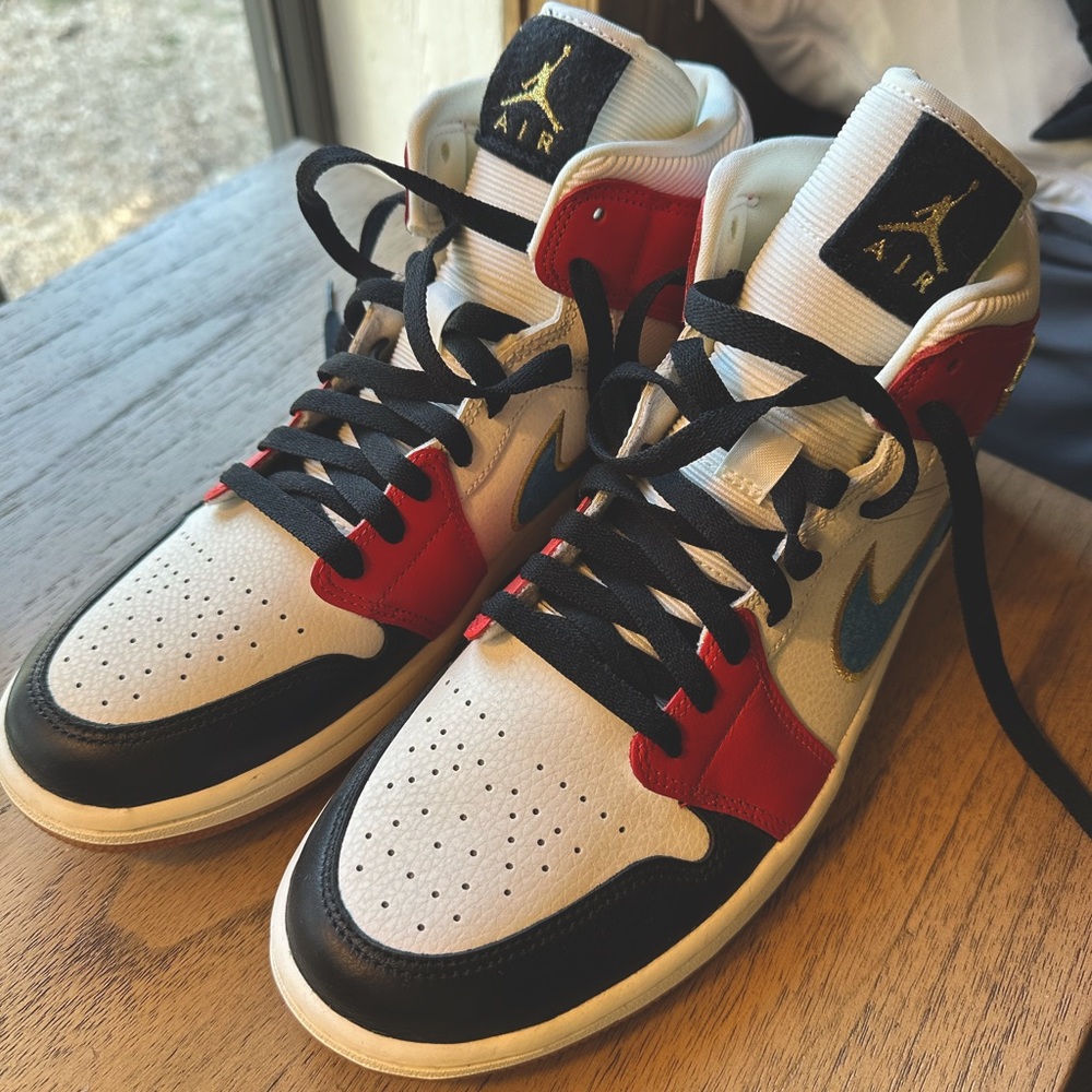 Never Worn Nike Air Jordan 1 Mid Let(Her)Man size 11.5(mens)